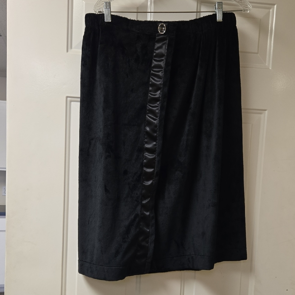 Black Knee-Length Towel Wrap